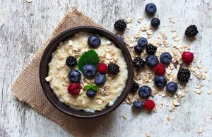 Oatmeal porridge with ripe berries